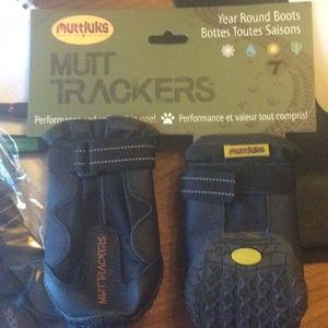Brand New Muttluks Mutt Trackers sz. m-l (4 shoes)